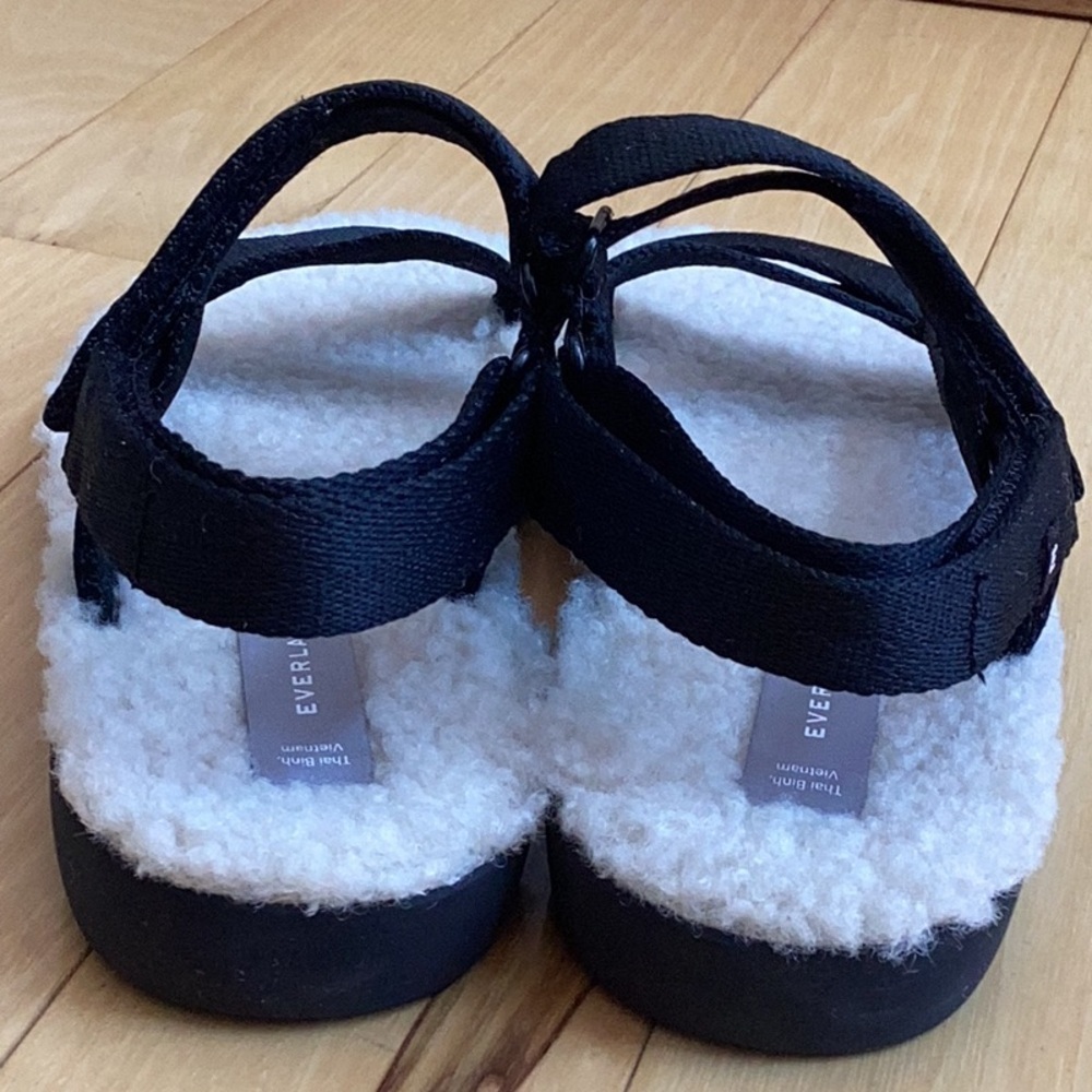 Everlane The Renew Teddy Sport Sandals. Black with cream Sherpa lining. Size 6 - Picture 5 of 15